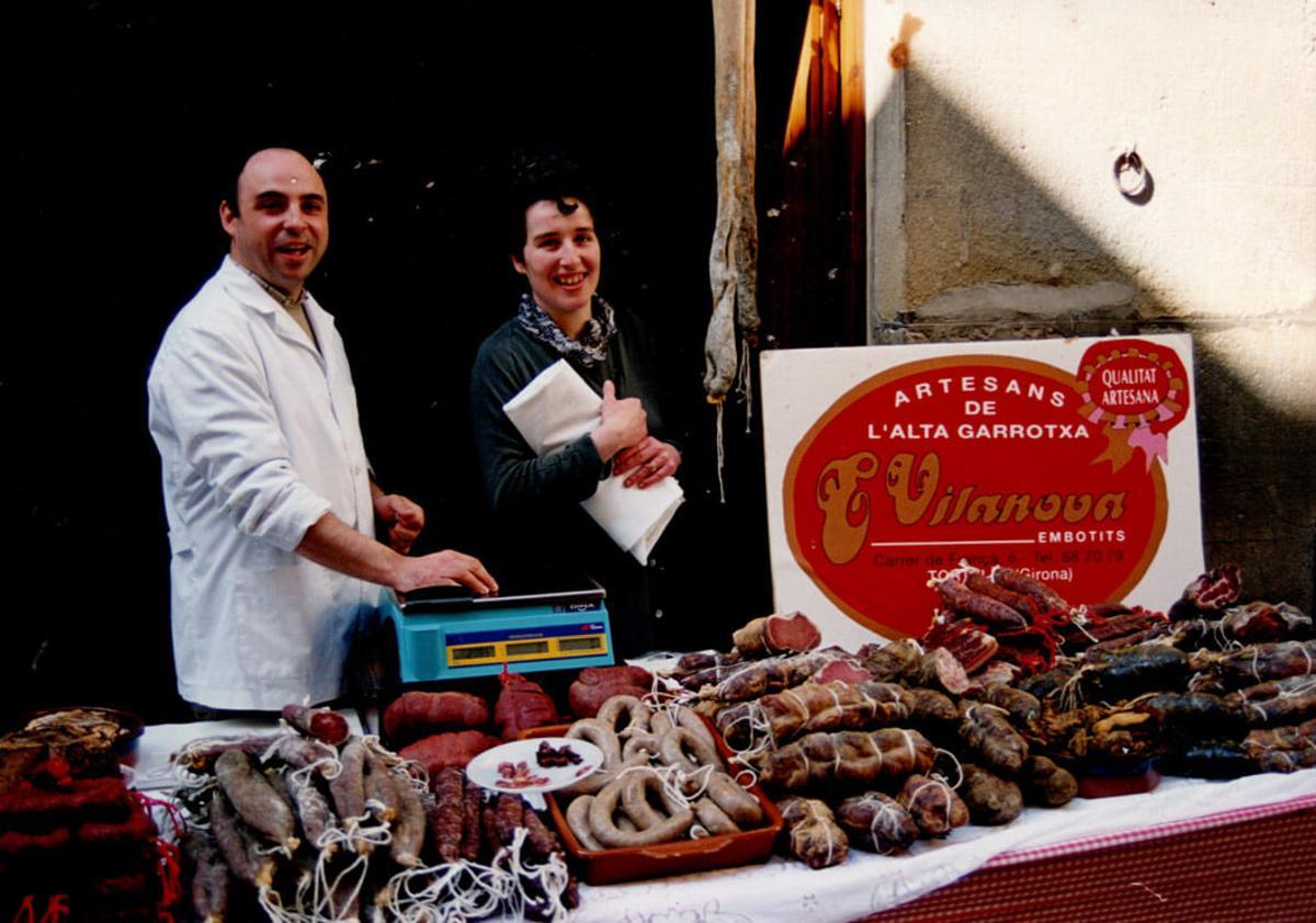 Imatge d'arxiu de Pere Vilanova i Pilar Costa venent producte de la carnisseria.