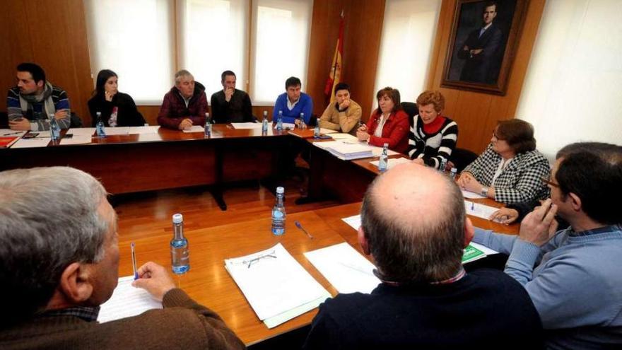 Los ediles de Meaño, durante un pleno de la corporación municipal. // Iñaki Abella