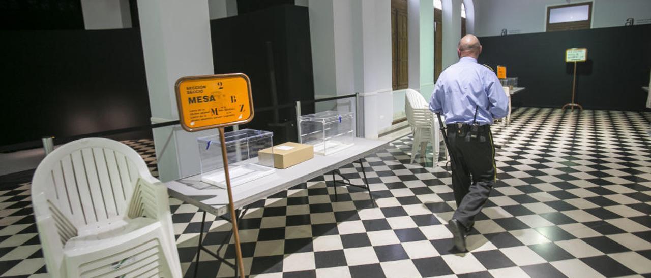 Preparativos en el colegio electoral de la Diputación de Alicante, en una imagen de los comicios de abril.