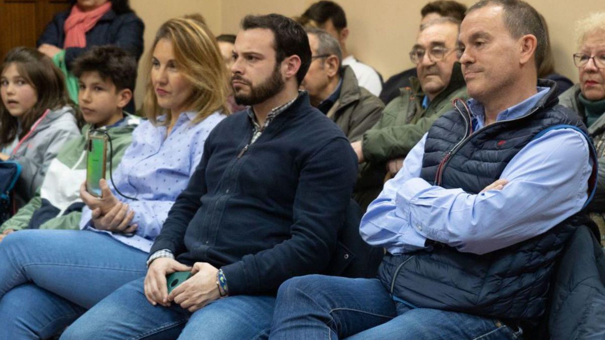 Francisco Requejo, a la derecha, y a la izquierda la familia del nuevo alcalde en el pleno
