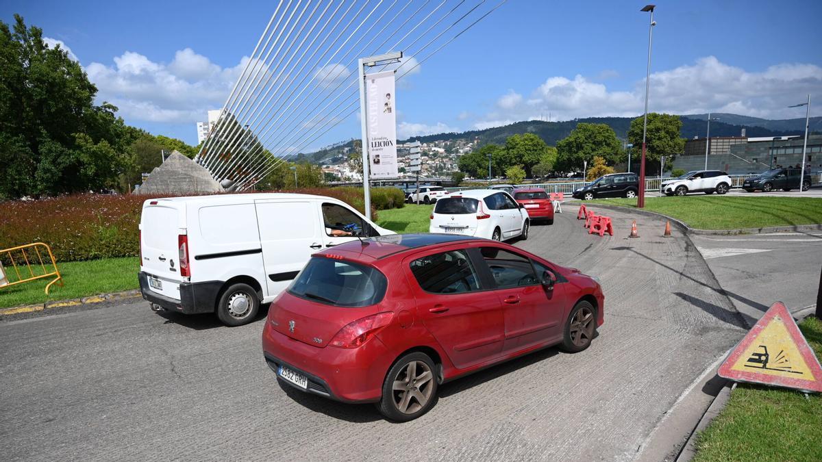 Retenciones en el puente de los Tirantes por las obras de asfaltado.
