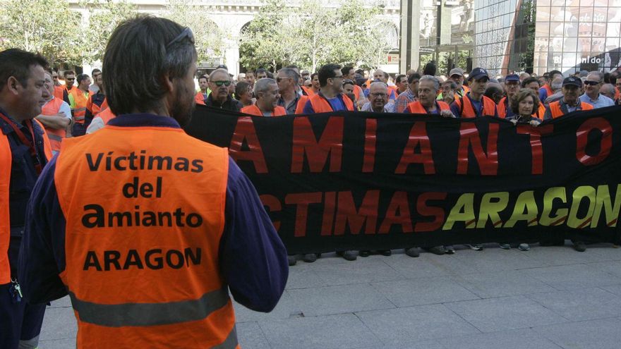 Una concentración de trabajadores de la CAF afectados por su exposición al amianto, en una imagen de archivo.