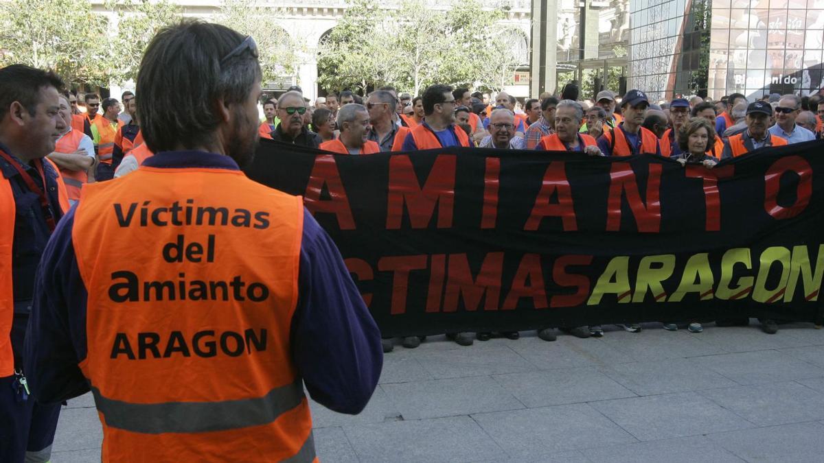 Una concentración de trabajadores de la CAF afectados por su exposición al amianto, en una imagen de archivo. | EL PERIÓDICO