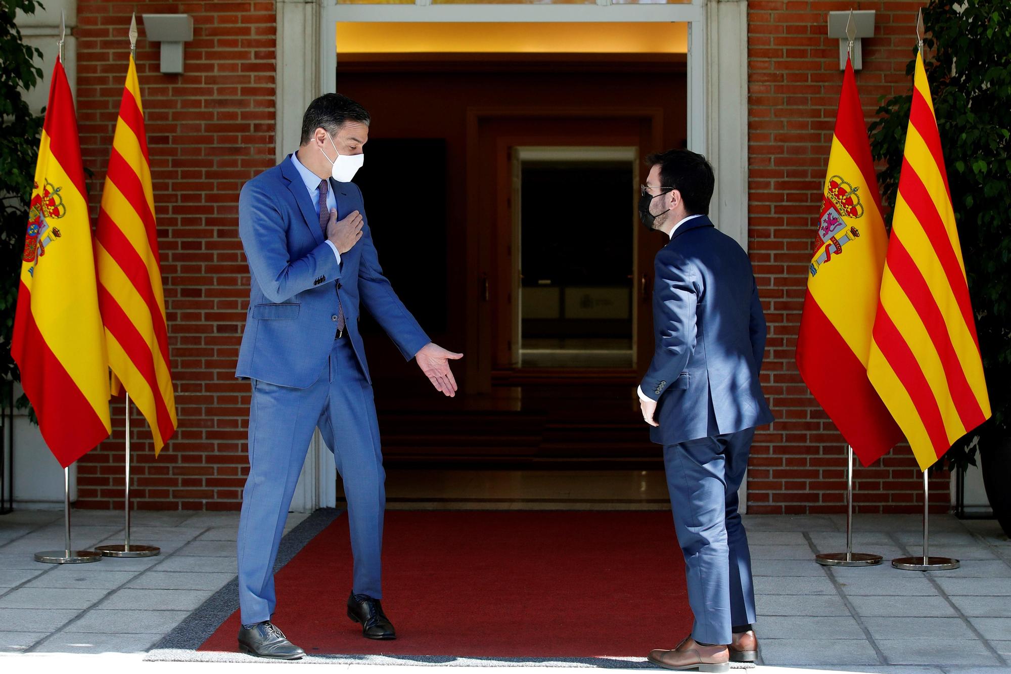 Pedro Sánchez recibe al presidente de la Generalitat, Pere Aragonès, en Moncloa