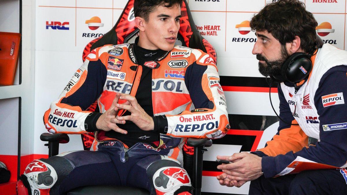 Santi Hernández, a la derecha, dialoga con Marc Márquez.