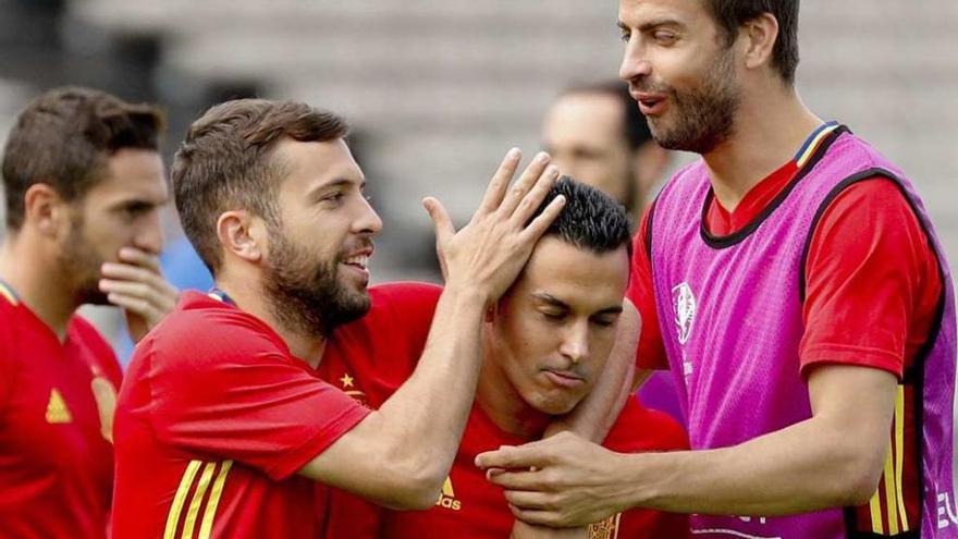 Pedro recibe, ayer, una reprimenda cariñosa de Alba y Piqué, con lo que jugó en el Barça. // JuanJo Martín
