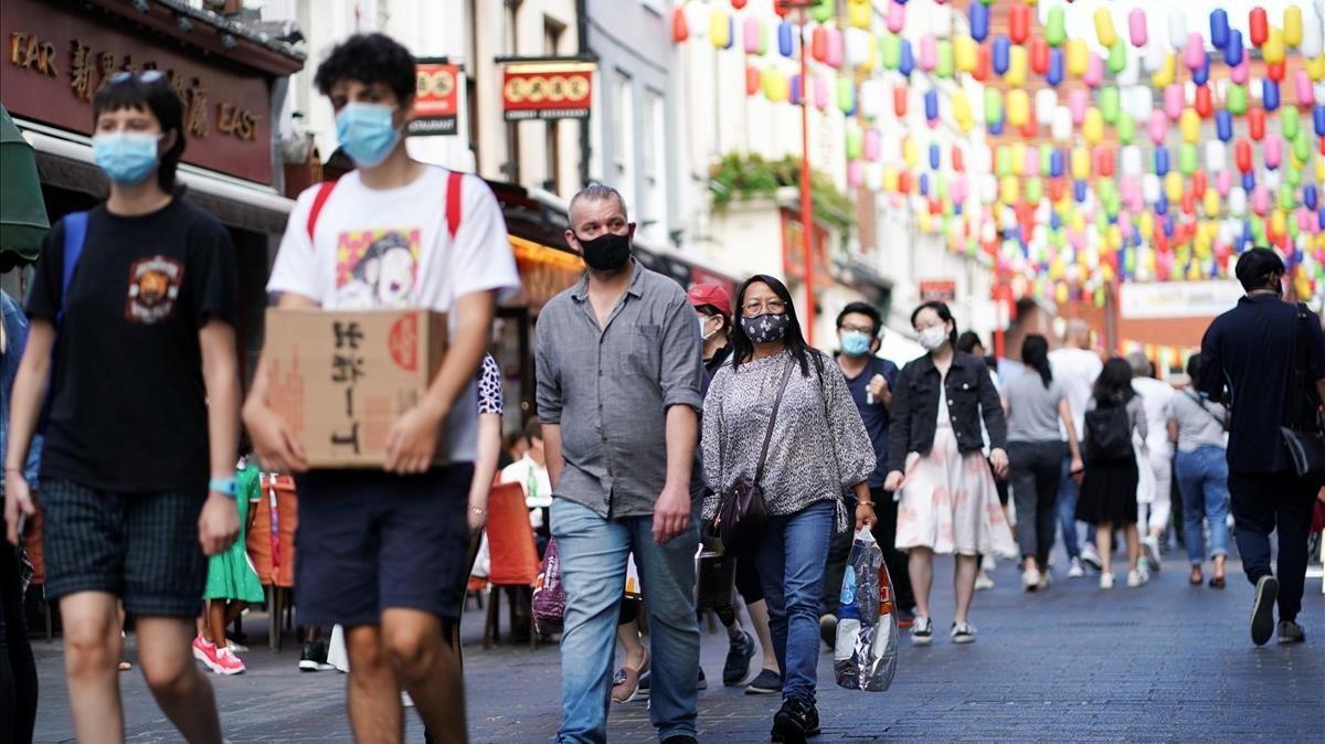 zentauroepp55026229 people walk through the chinatown area  amid the coronavirus200921135532