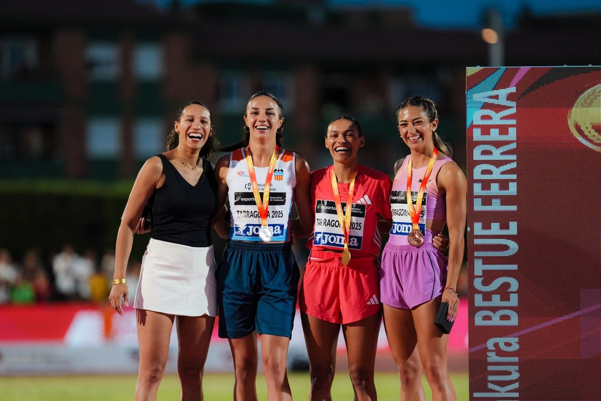 Esperança Cladera, con su plata en la entrega de trofeos de los 200 metros