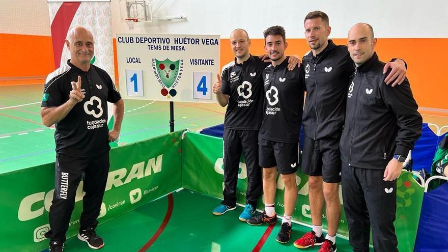 El Real Cajasur Priego de tenis de mesa celebra su victoria en Huétor Vega.