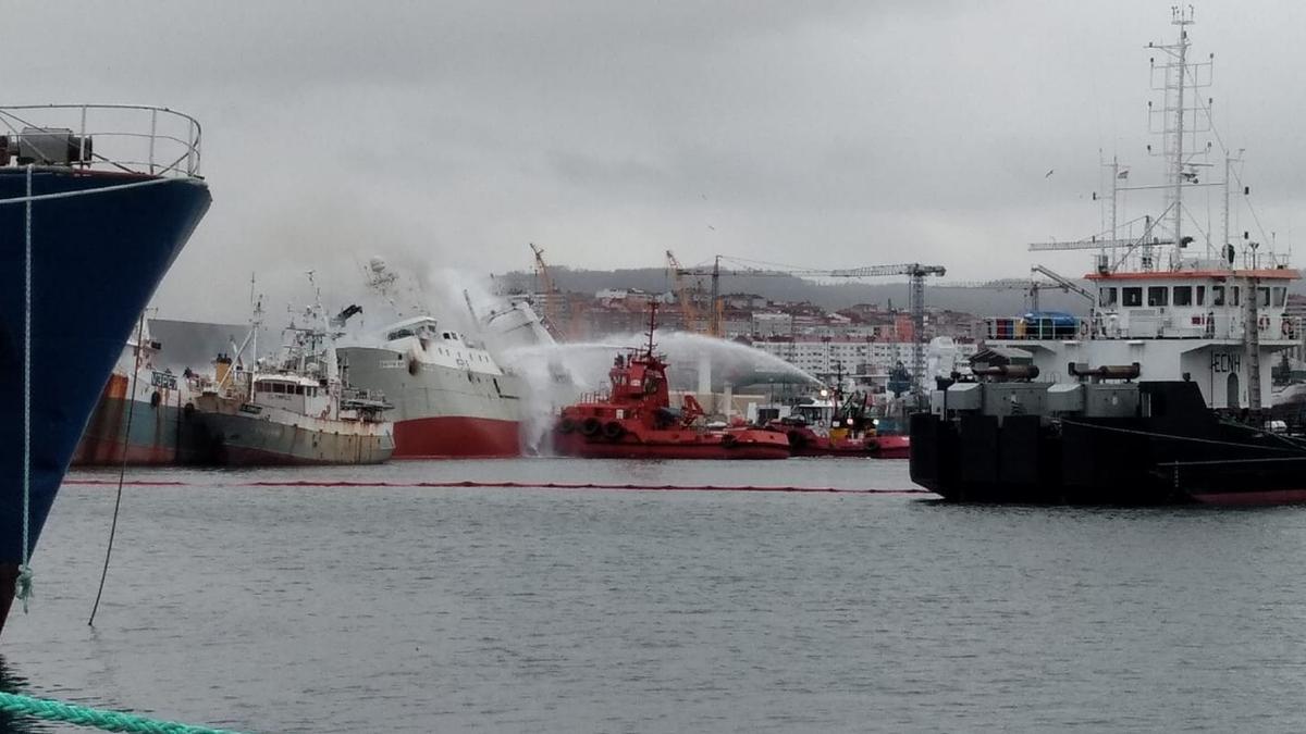 Incendio del pesquero Baffin Bay en el puerto de Vigo