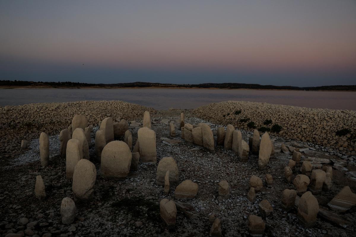 El dolmen de Guadalperal, también conocido como el Stonehenge español, se ve debido al retroceso de las aguas del embalse de Valdecañas en las afueras de El Gordo, España