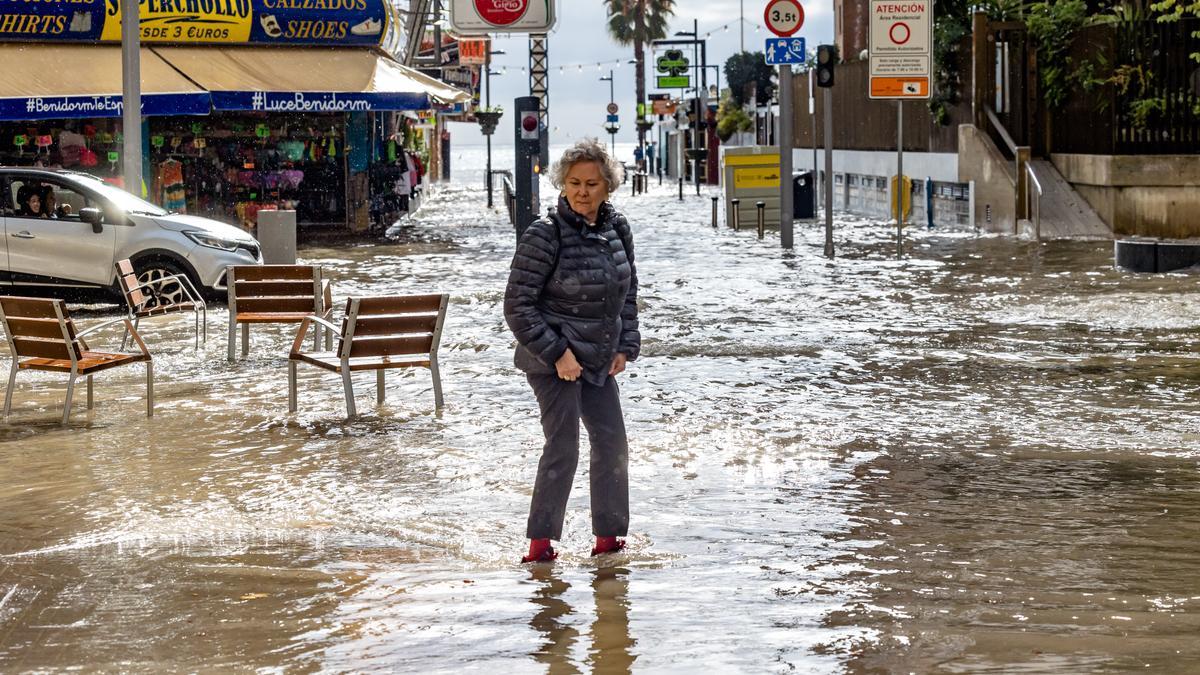 La lluvia inunda Benidorm y convierte las calles de la ciudad en ríos