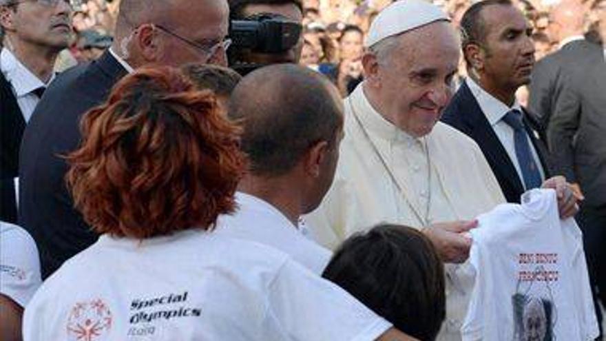 El Papa critica que el sistema idolatre el dinero