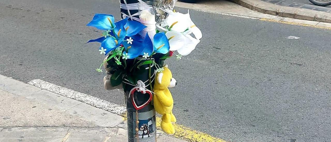 Un altar a Orriols en memòria del jove assassinat d’una punyalada al coll