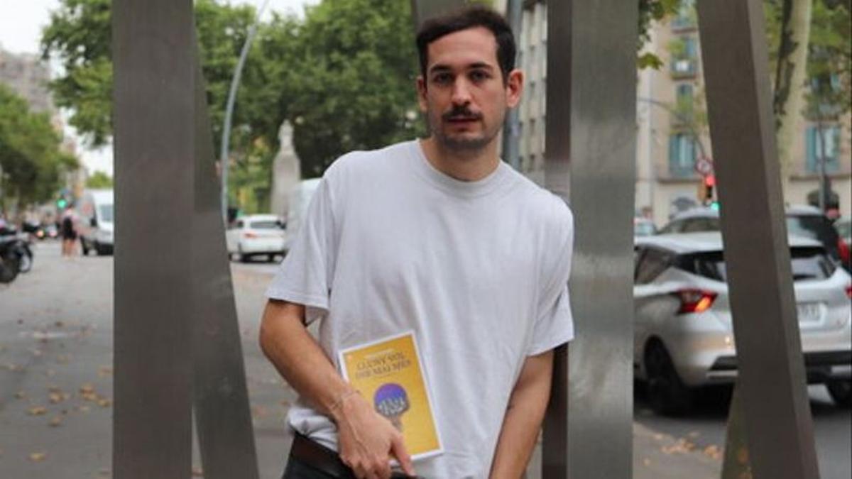 El escritor  Marc Cerrudo con su primera novela, 'Lluny vol dir mai més'