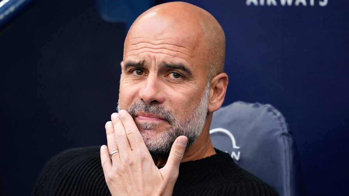 Pep Guardiola, con cara de preocupación en el banquillo del Manchester City