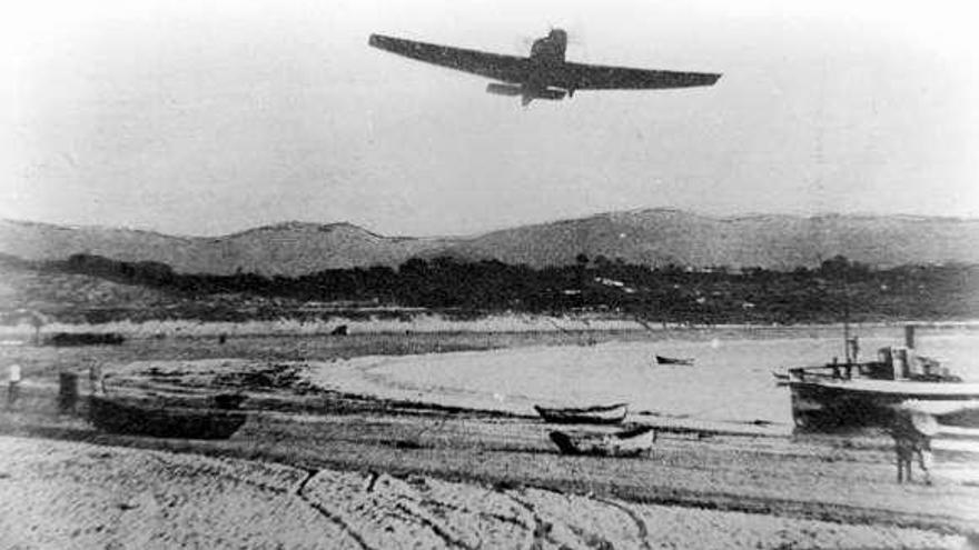 Un avión sobrevuela la playa en los años veinte.  // Archivo Pacheco