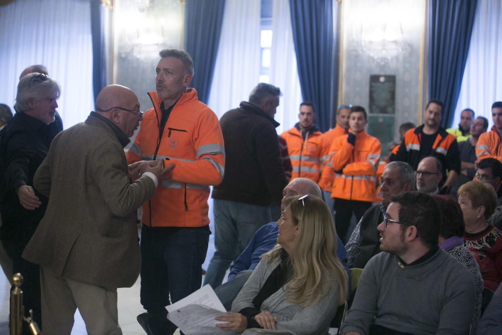 Los trabajadores del Puerto de Alicante interrumpen el pleno