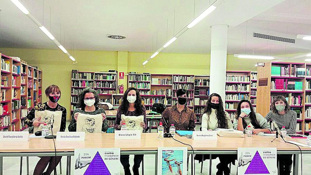 La localidad celebró una mesa de debate entorno a la mujer.