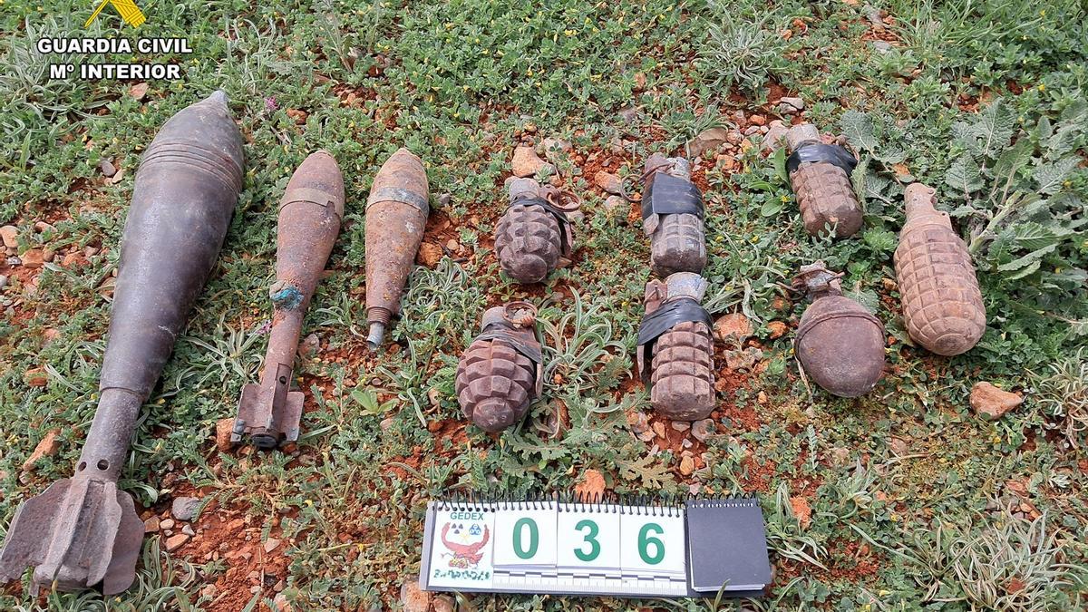 La Guardia Civil de Teruel retira 10 artefactos explosivos en Sarrión.