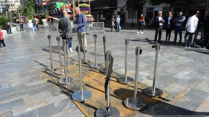 Concentración en la Avenida de la Libertad por la quema de la escultura floral