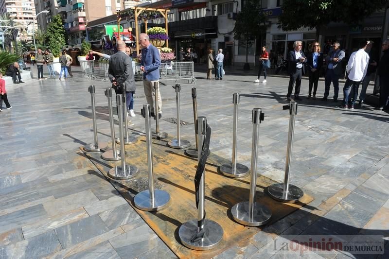 Concentración en la Avenida de la Libertad por la quema de la escultura floral