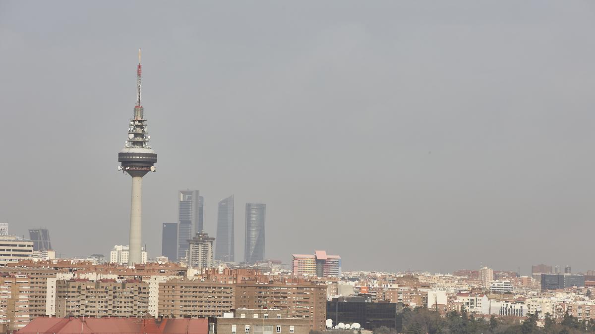 Imagen del edificio de Torrespaña, y las cuatro Torres con la boina de contaminación en Madrid, a 10 de febrero de 2022, en Madrid (España).