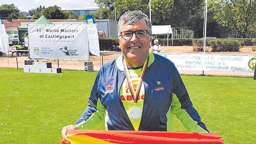 Francisco Blasco Agost posa con su medalla de plata del Mundial.