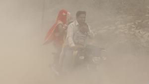 Una fotografía de una familia en India invadida por la polución