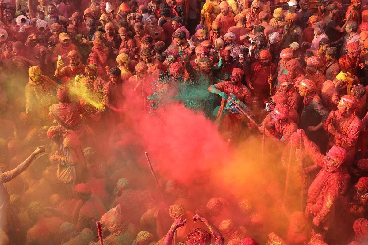 Los devotos hindúes participan en el festival religioso de Holi dentro de un templo en la aldea de Nandgaon, en el estado de Uttar Pradesh, India.