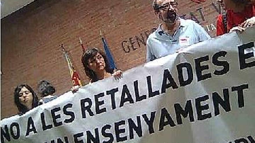 Miembros de los sindicatos protestan en Educación, en una foto hecha desde un móvil.