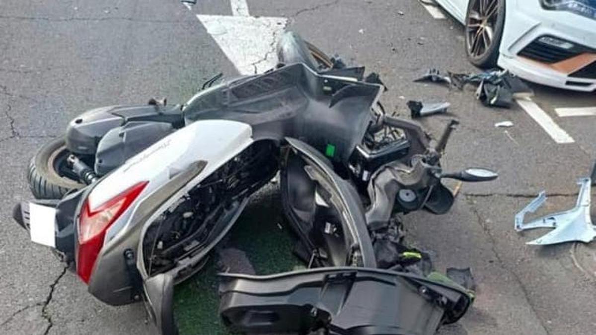 La moto que huía de la Guardia Civil, tras el impacto.