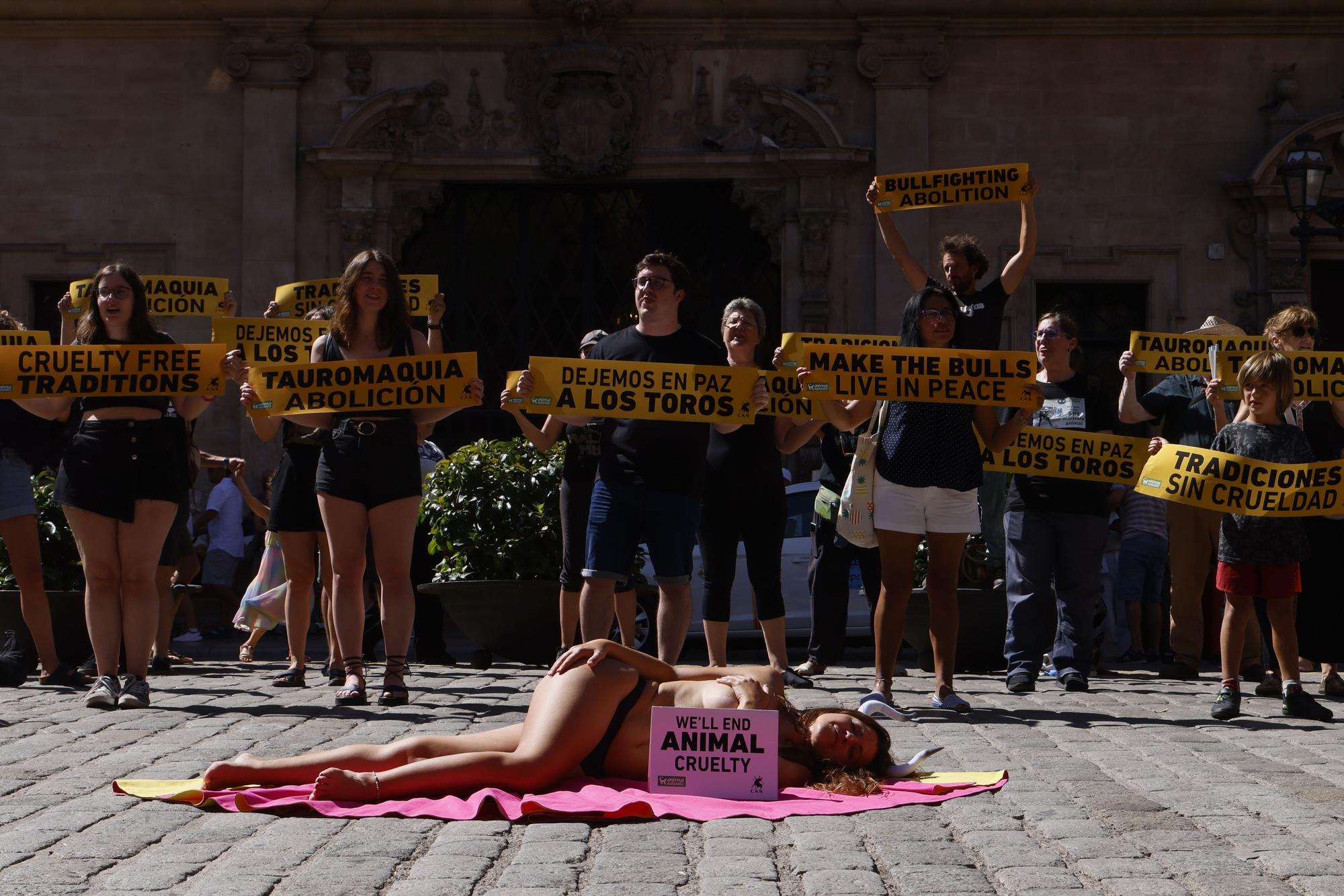 FOTOS | Activistas antitaurinos protestan en Palma contra las corridas de toros