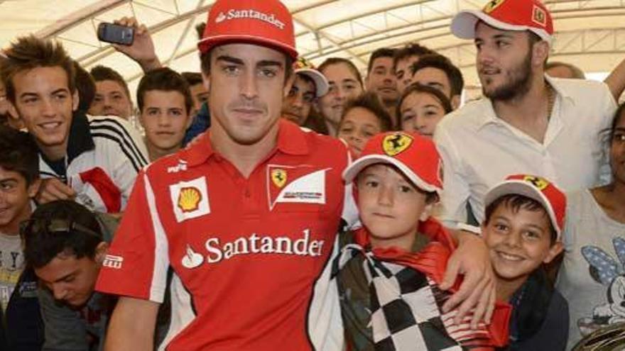 Alonso, con los niños durante la visita.