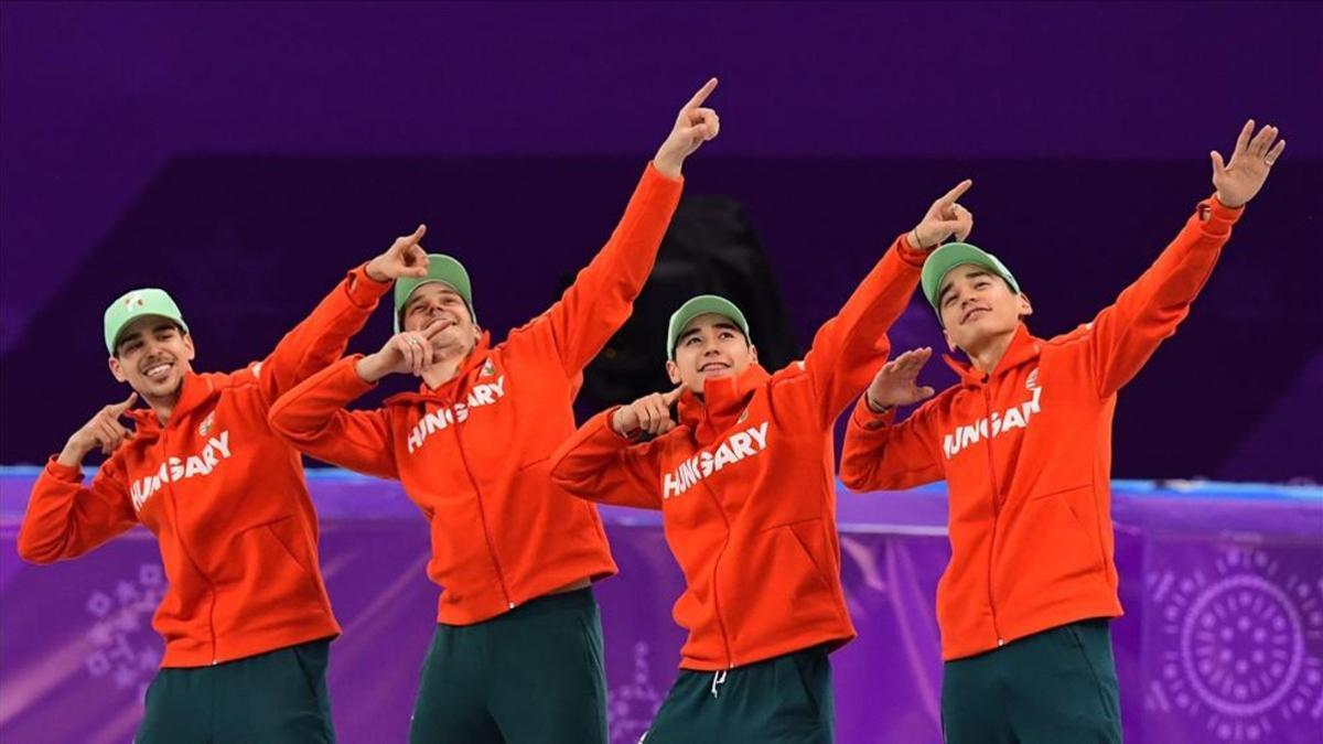 Los húngaros celebran en el podio el primer oro para su país