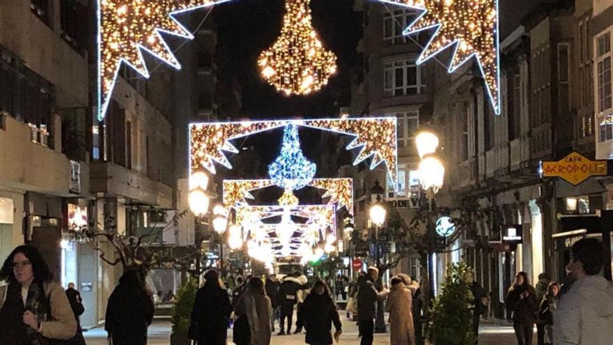 Concurrida y peatonal Calvo Sotelo, ayer, poco después del encendido de luces.  | // AC