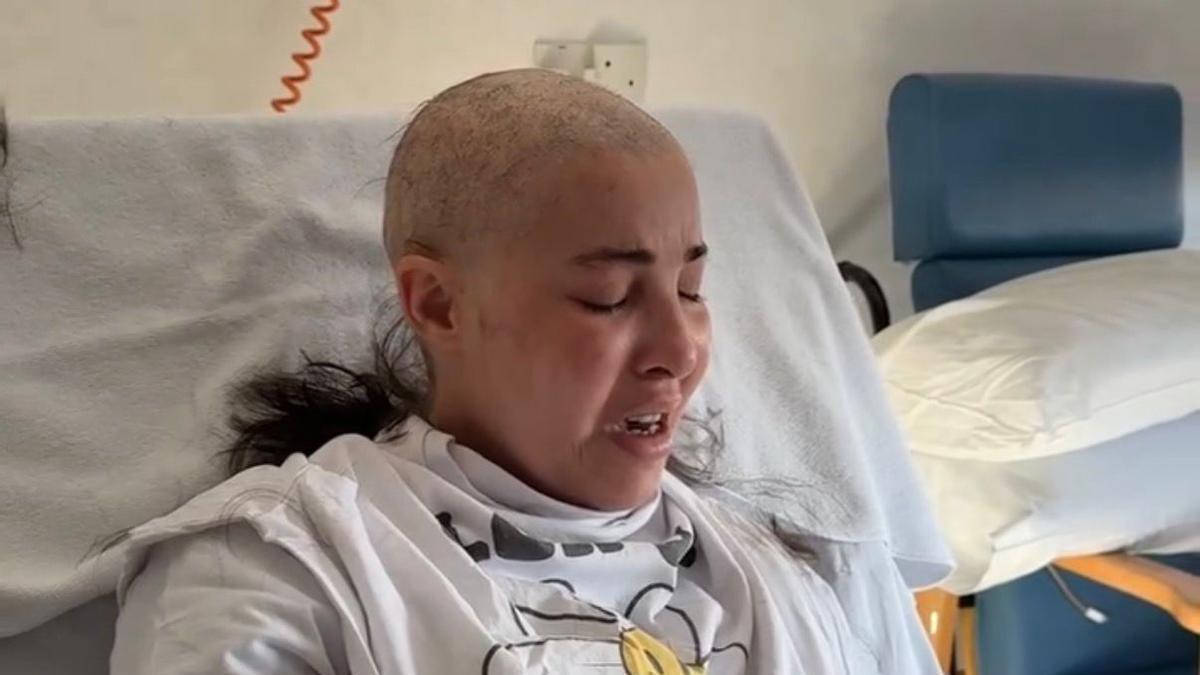 El emotivo vídeo de BJones mientras afeitan su cabeza.
