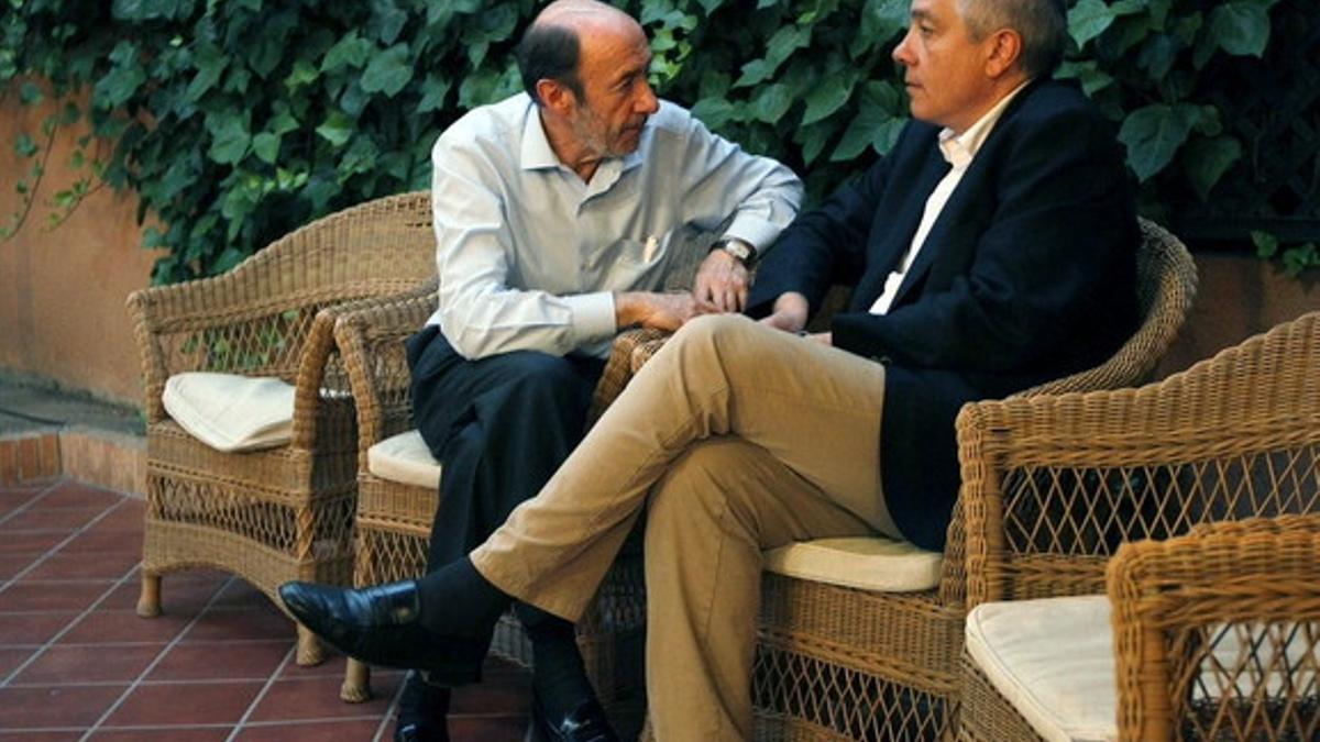 Alfredo Pérez Rubalcaba habla con Pere Navarro, el pasado julio durante una reunión del PSOE en Granada.
