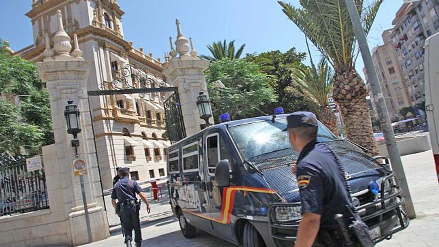 Un furgón policial abandona el edificio de la Diputación.