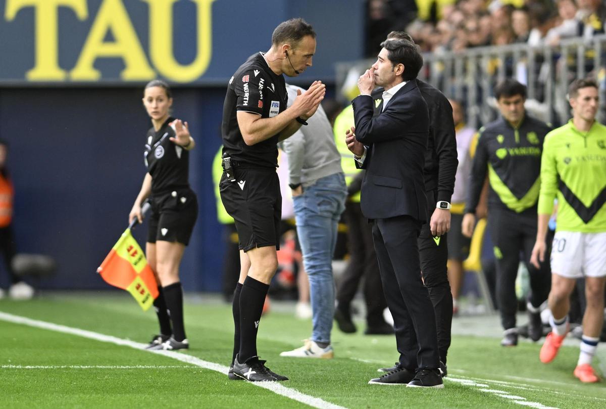 Cuadra Fernández (Comité Balear) habla con Marcelino con la auxiliar Guadalupe Porras Ayuso, de fondo.