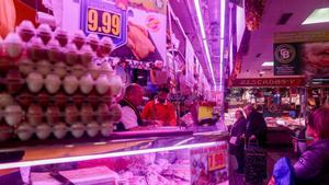 Un puesto de venta de pollo y huevos en un mercado de Madrid.