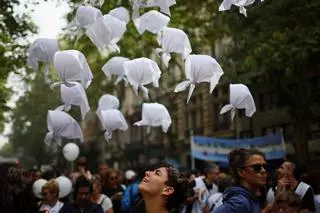Miles de argentinos salen a la calle en defensa de la memoria histórica cuestionada por el Gobierno de Milei
