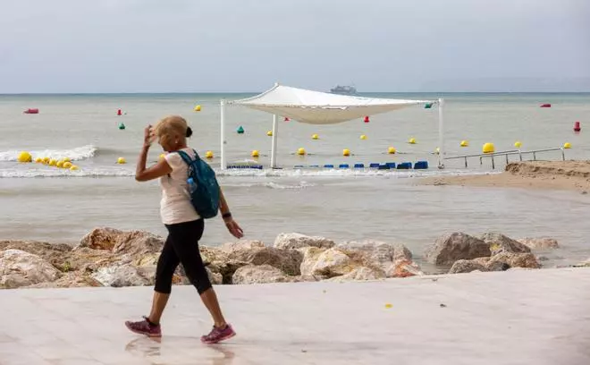 La lluvia vuelve a cebarse con la playa de la Albufereta
