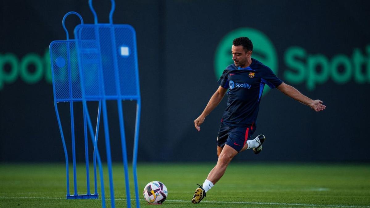 Xavi chuta un balón en un entrenamiento