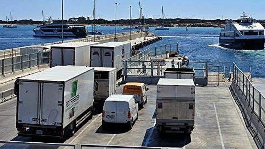 Varios camiones esperan a embarcar rumbo a Ibiza en el puerto de la Savina.