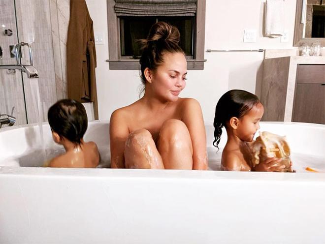 Chrissy Teigen con sus dos hijos en la bañera