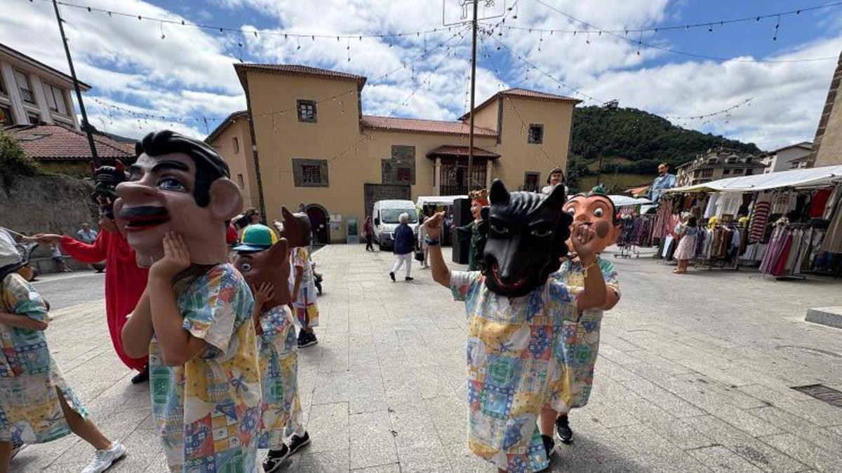 Desfile de gigantes y cabezudos en Cangas del Narcea.