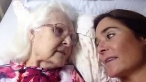 El vídeo convertit en viral d’una mare amb Alzheimer en el moment que reconeix la seva filla.