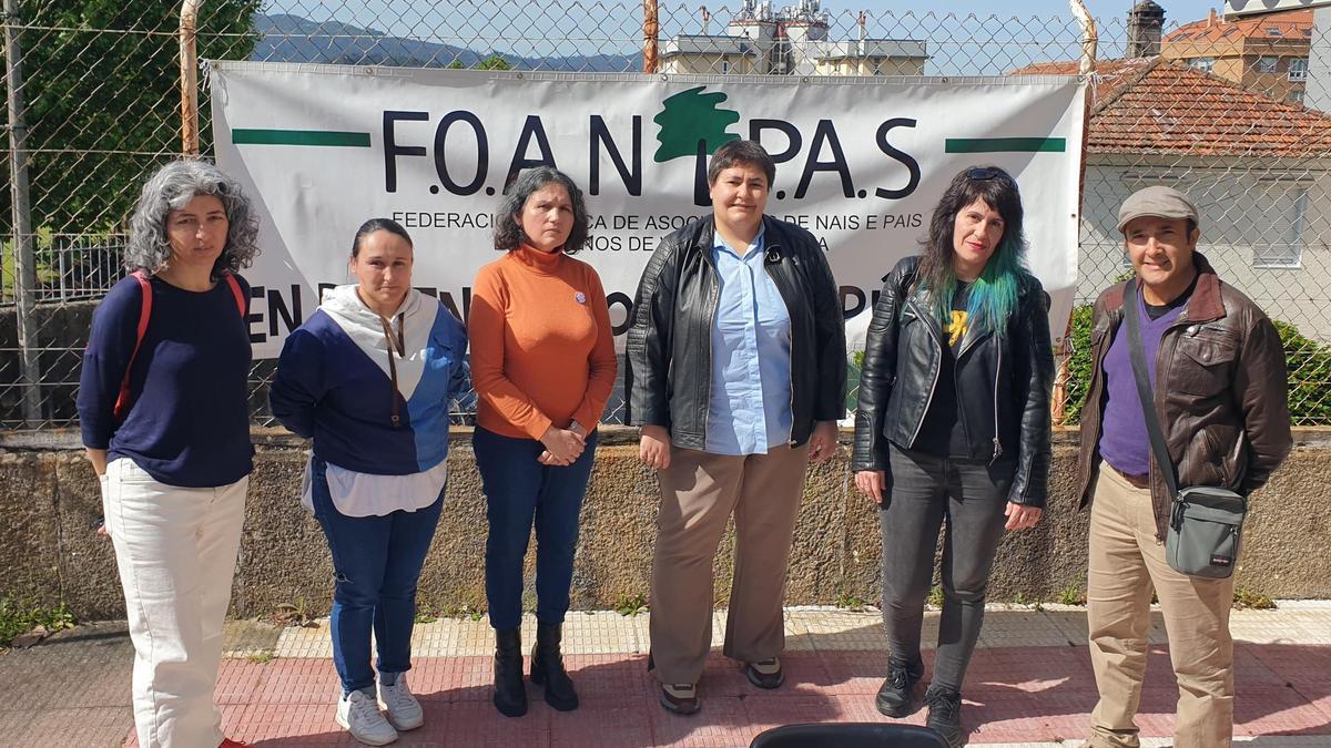 Las directivas de Foanpas que ofrecieron esta mañana una rueda de prensa para denunciar la suciedad en los colegios de Vigo.