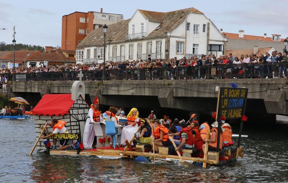 Un centenar de participantes a bordo de trece "artefactos flotantes" participan en la divertida prueba en A Ramallosa.